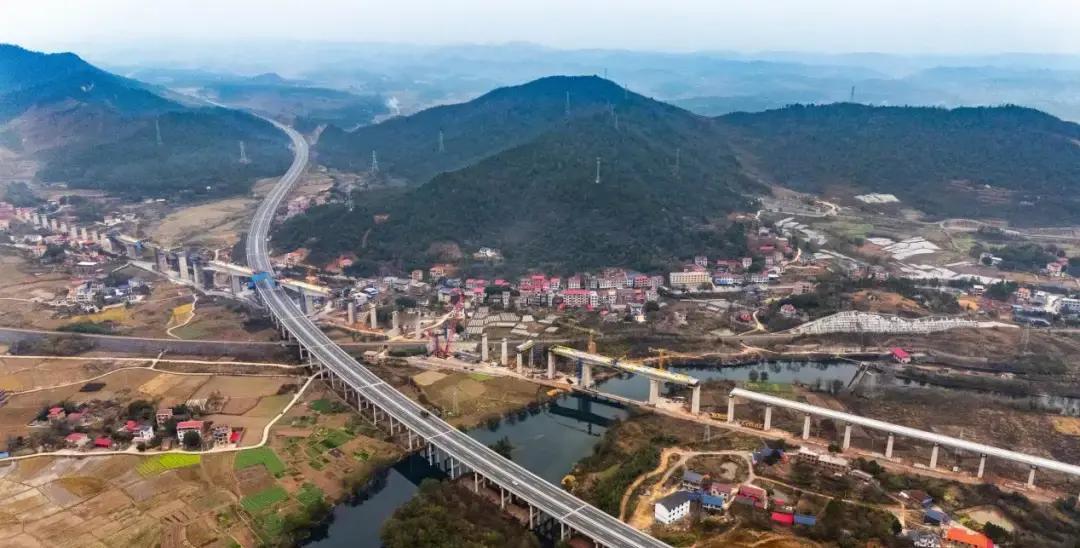 最近，湖南永州那边传来好消息！邵永高铁上那座超级难建的跨芦洪江特大桥，第一段连续
