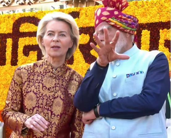 太尴尬了！欧盟主席冯德莱恩被邀请参加印度阅兵式后反而遭到了美国多家媒体的嘲讽，认