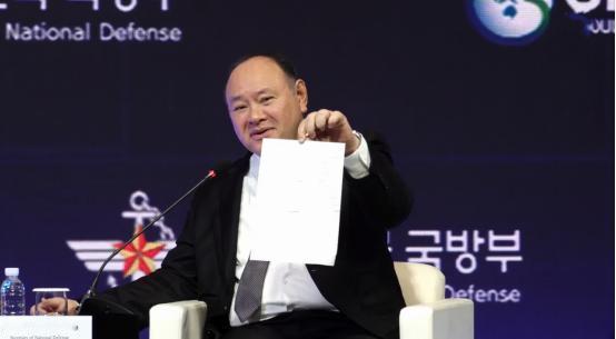 9月8日，菲律宾防长特奥多罗在首尔安全论坛上借一张重申中方南海仲裁案立场的纸条大