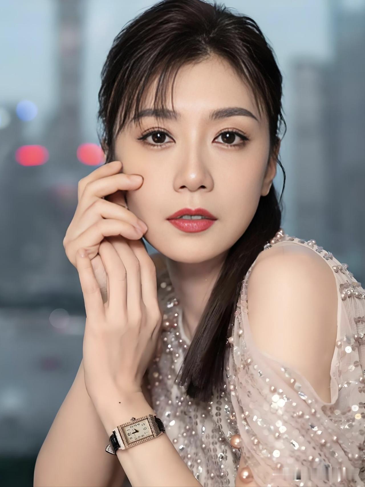 贾静雯：岁月不败美人，温柔自有力量。人活一辈子，金钱与健康，哪个重要荷塘月色随