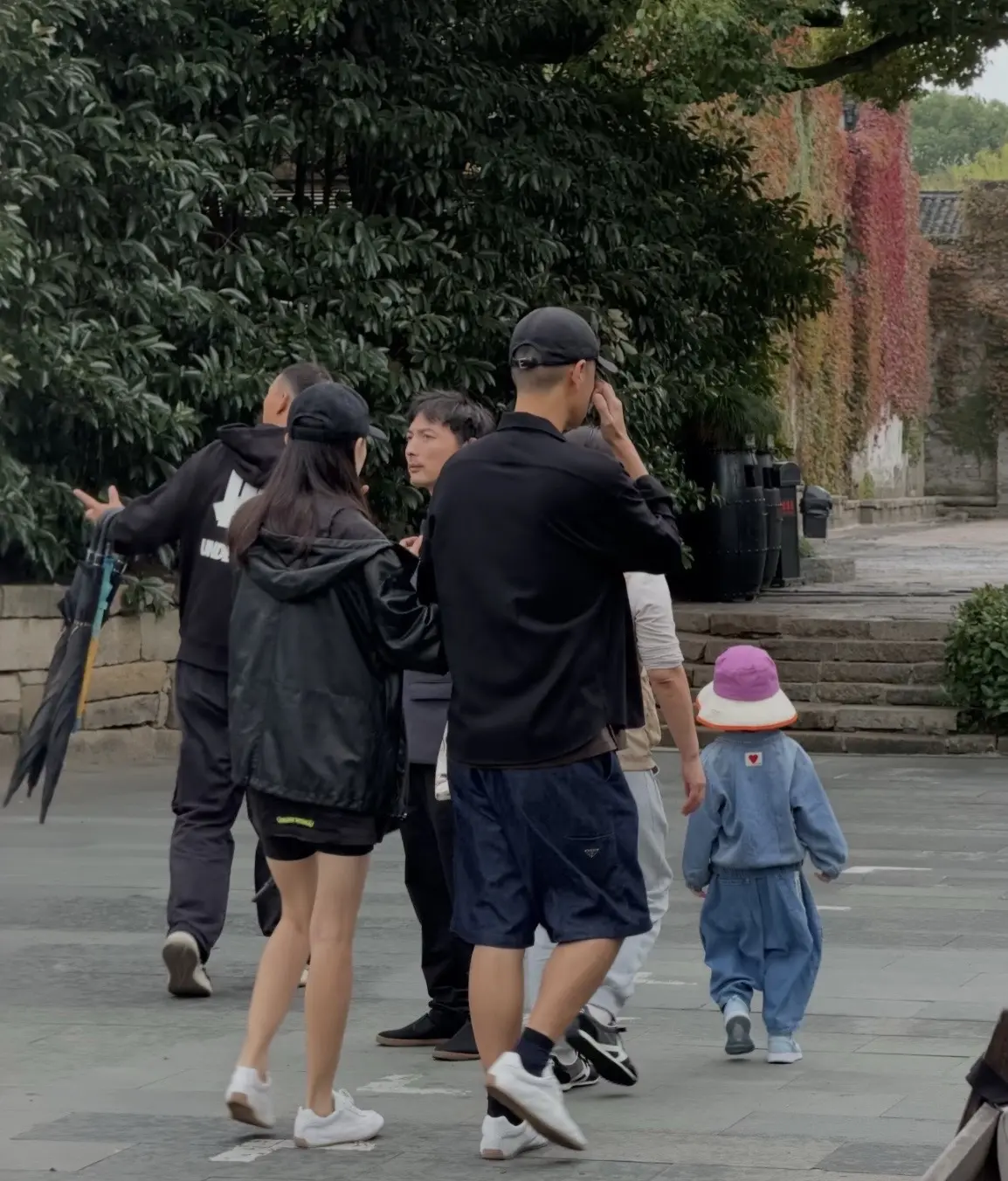 孙骁骁挺六个月孕肚带女儿现身乌镇。任重在乌镇有工作，孙骁骁跟女儿一起陪...