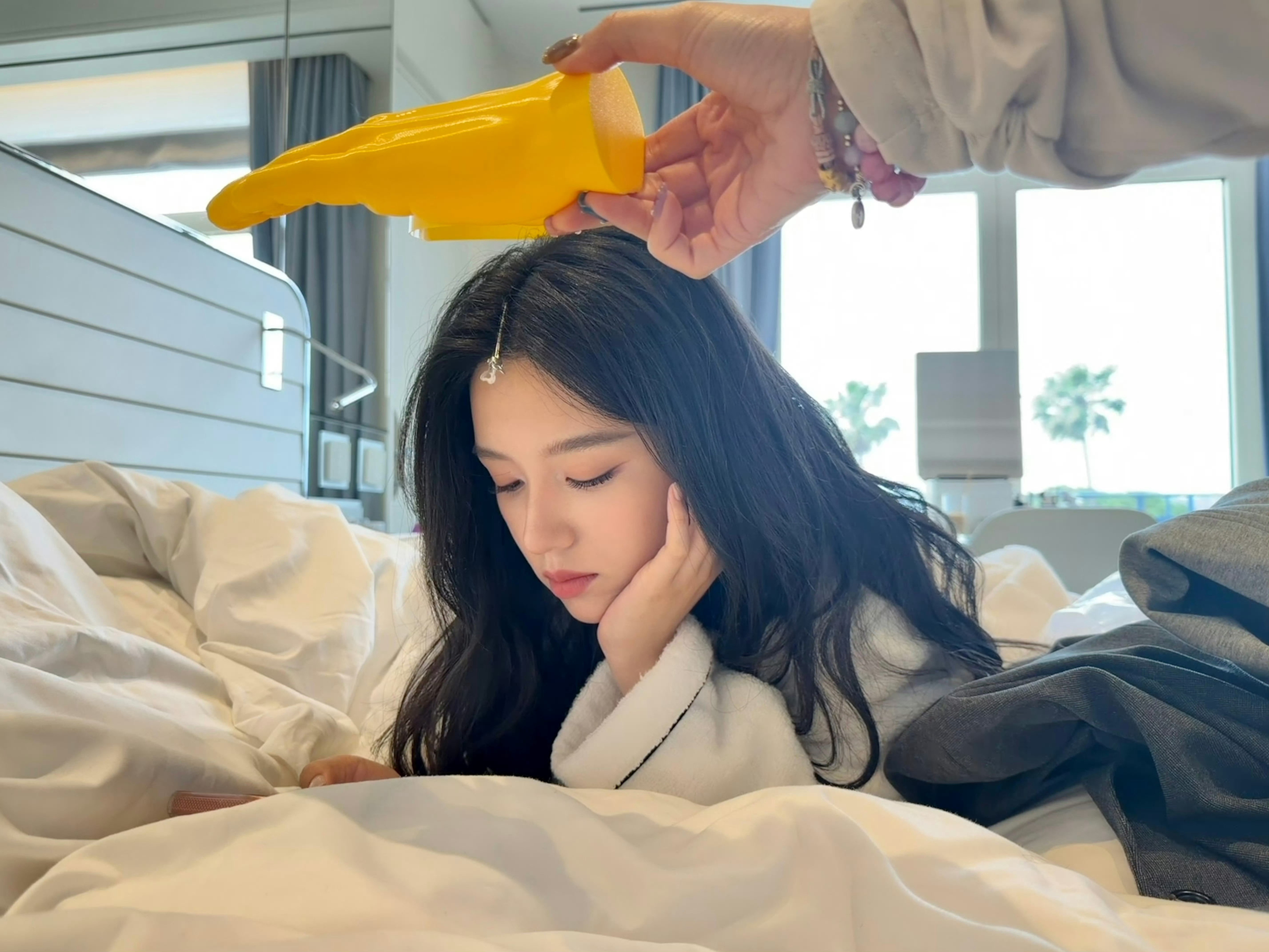 周也越素越美呜呜呜周也红毯华丽也美一袭素裙简单披发也美线下生图大王！甜甜