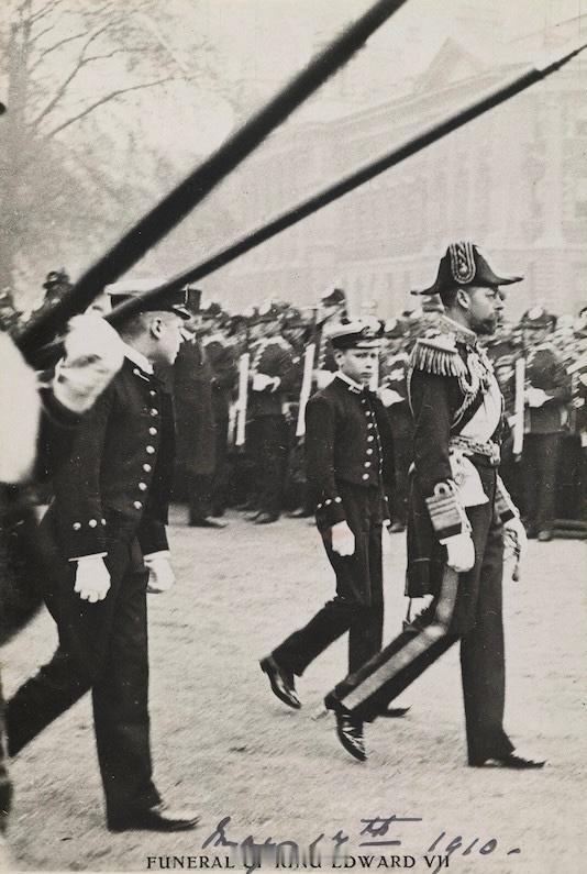 英国王室1910年5月17日，正值爱德华七世的遗体瞻仰期间，乔治五世