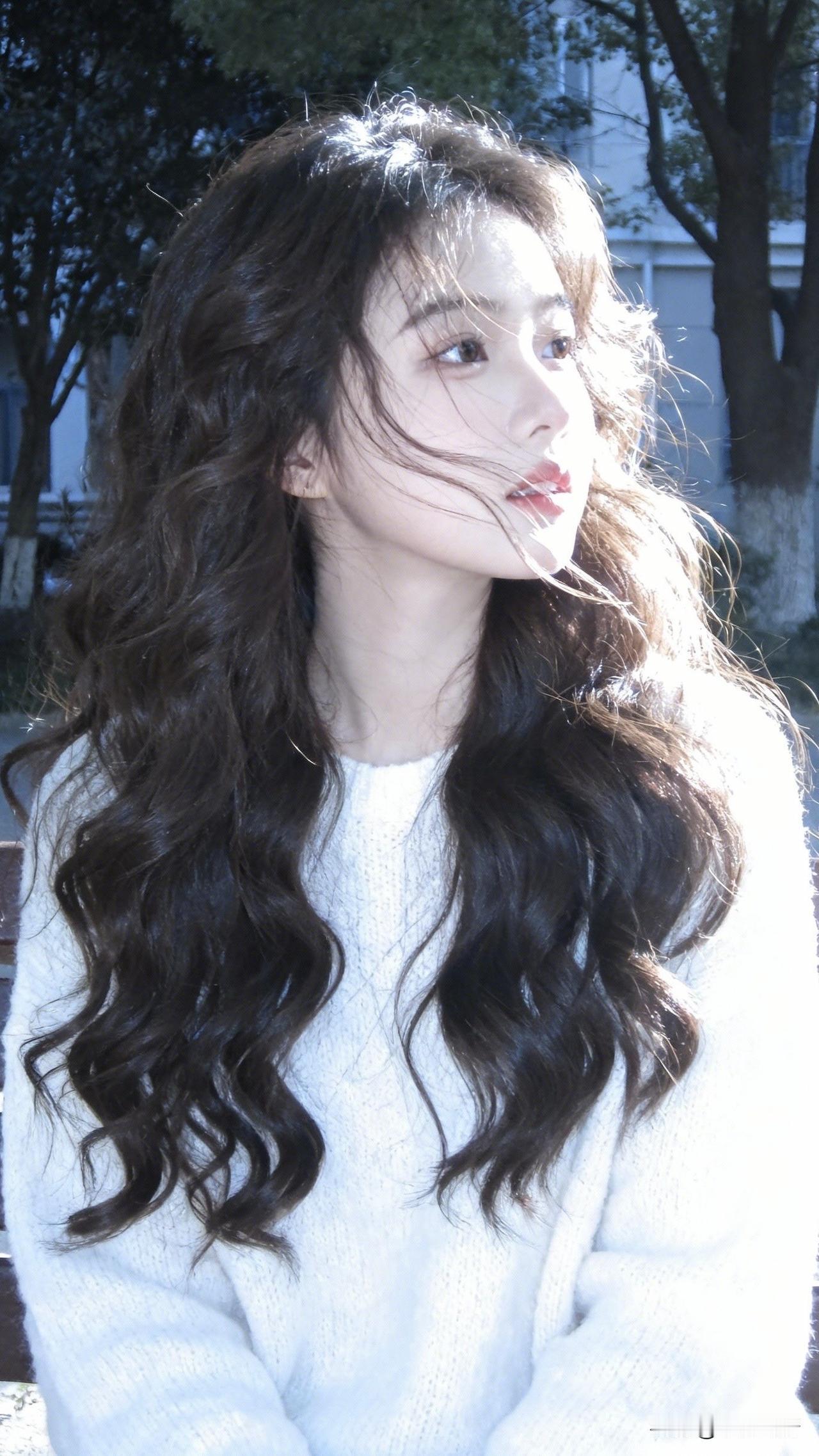 ：曾几何时，卷发也是主流造型呀！虽然如今黑长直已是主流趋势，不过我总觉得，卷发姑