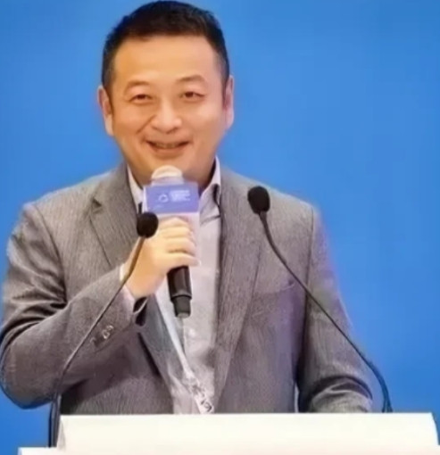 为了鼓励大家多生娃，人口专家梁建章曾提出了一个大胆的方案：一孩家庭每个月补贴10