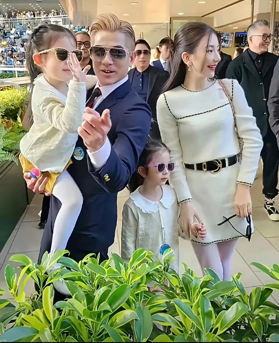 六十岁的郭富城在广州演唱会上眼含泪光，坦言最牵挂的是仅十个月大的小女儿。想到