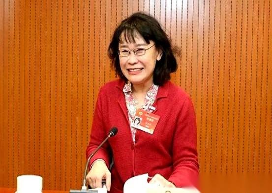 聊聊张海迪，很多人只记得一个名字。但很少有人知道，她当年为了学针灸，是拿自己已