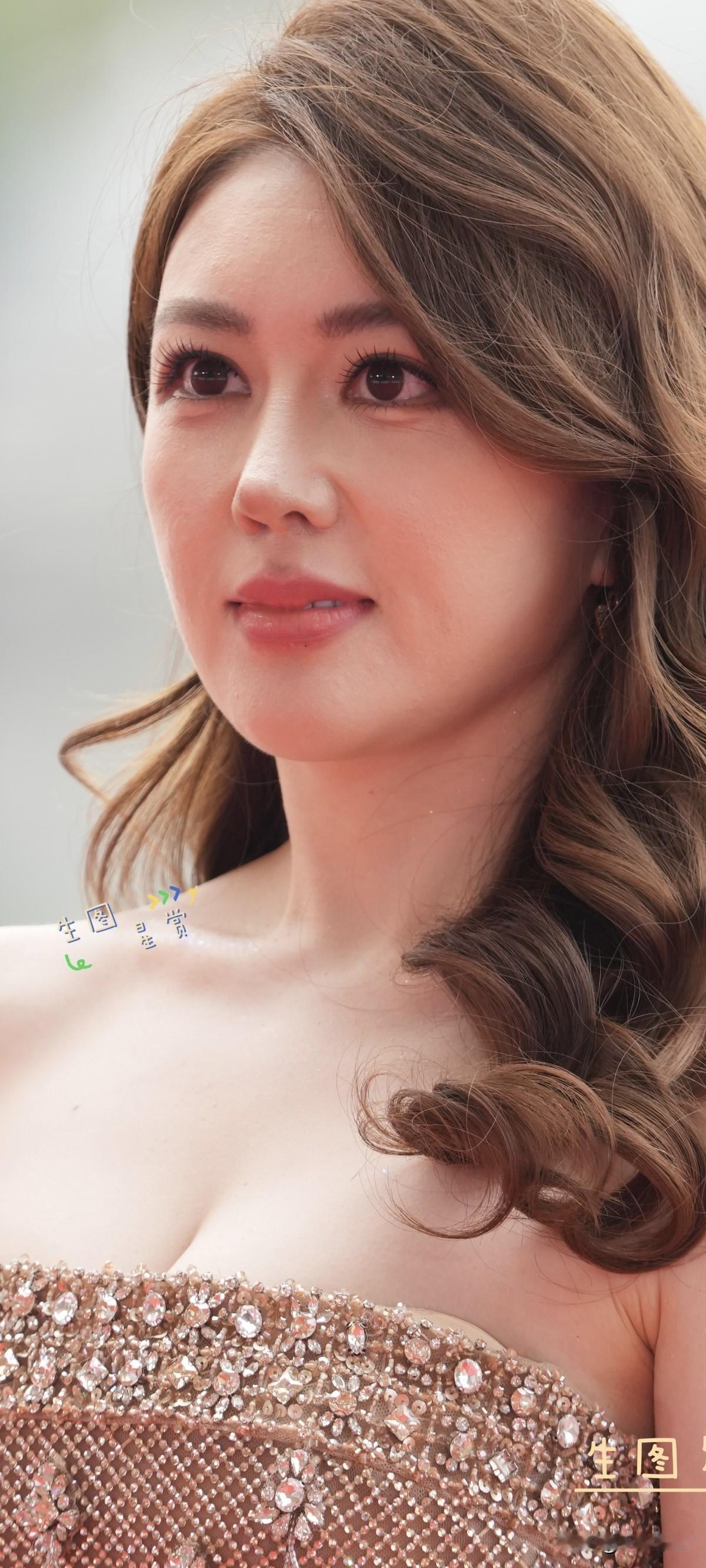 杜黛×文荣奖红毯，:杜黛这身材，这气质，绝了！文荣奖红毯最佳look预定！