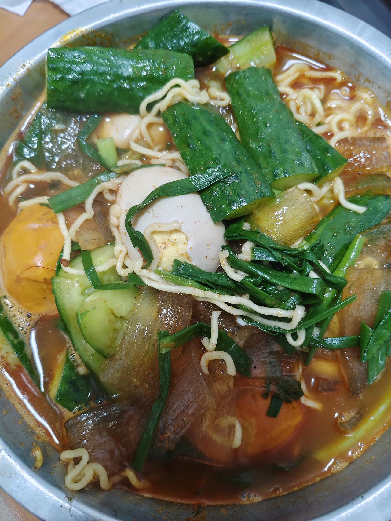 今晚的晚餐主打一个“随便搞搞但好吃”——翻出家里剩的泡面、半根黄瓜，还有冰箱里冻