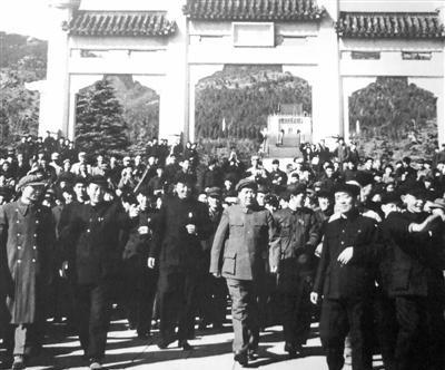 南京解放前夕，孙中山之子孙科对中山陵园的护卫们说：“毛泽东、周恩来对总理先生很尊