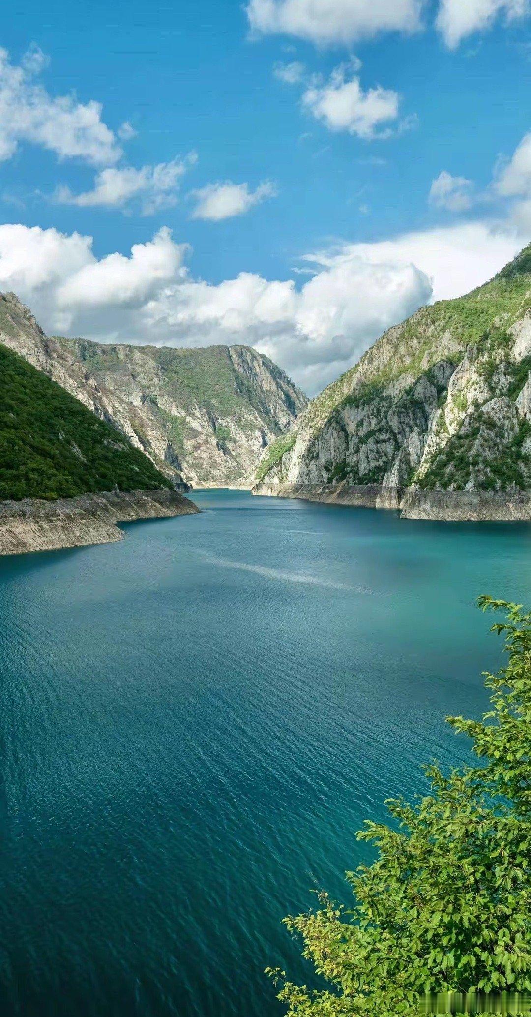 真正厉害的人只做三件事。第一件：锻炼身体。经常运动的人，体内的生态系统犹如一汪清