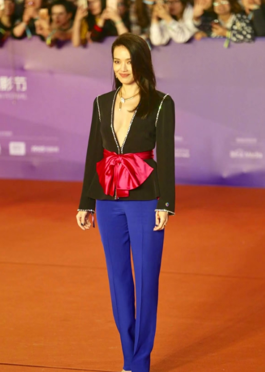 舒淇这是穿了个啥？女神依然很美，也不老，身材也棒棒的，那也不能这样随随便便打