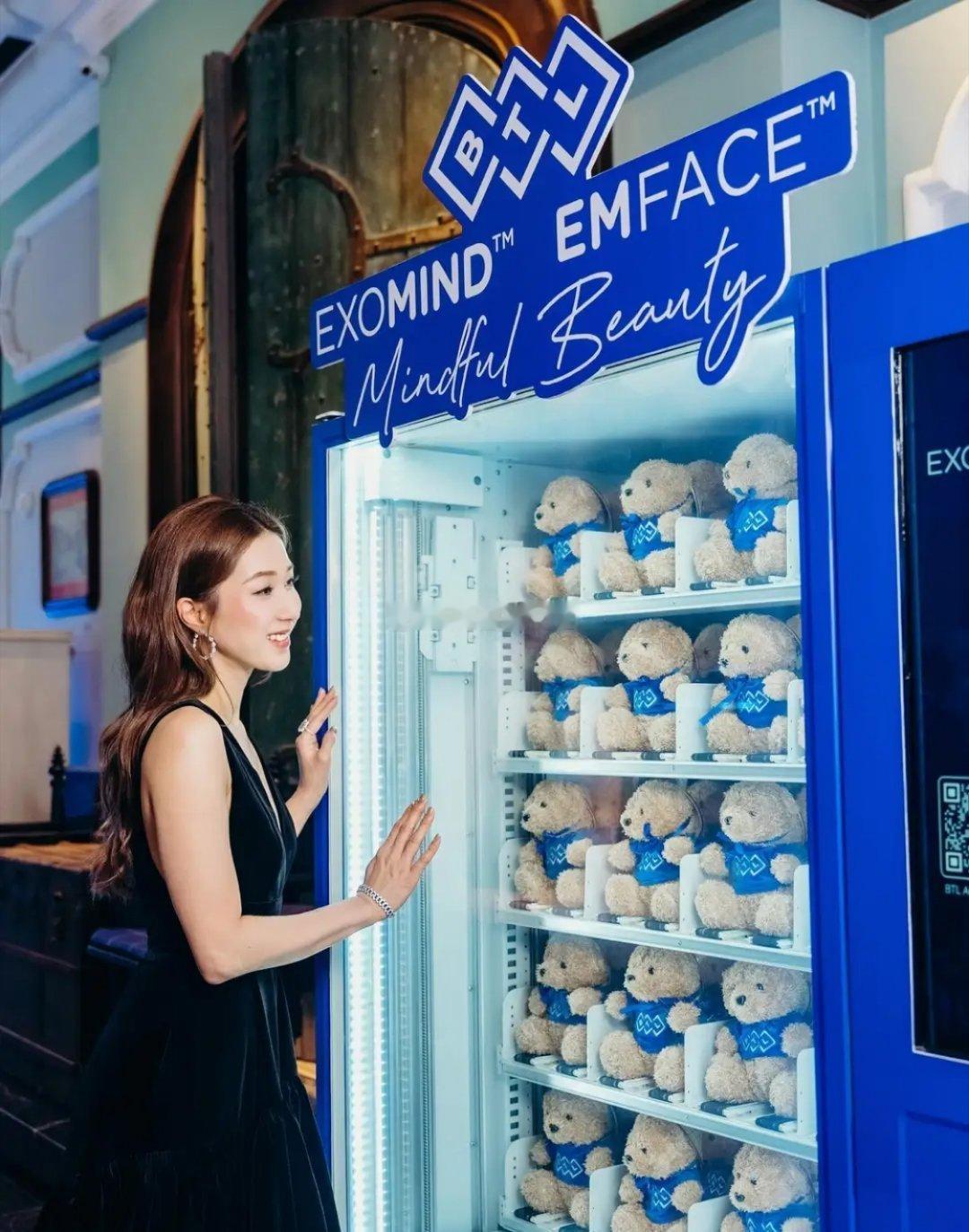 钟嘉欣黑色低胸DeepV裙现身，明艳照人艳光四射获网民大赞女神！！