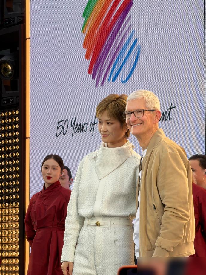 昨晚成都太古里，苹果CEO库克一句话，直接捅穿了内娱的资源天花板。苹果50