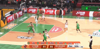 辽宁队新大外援杰登勒迪首秀表现不错，首秀10投6中得到14分6篮板，展现了全面的