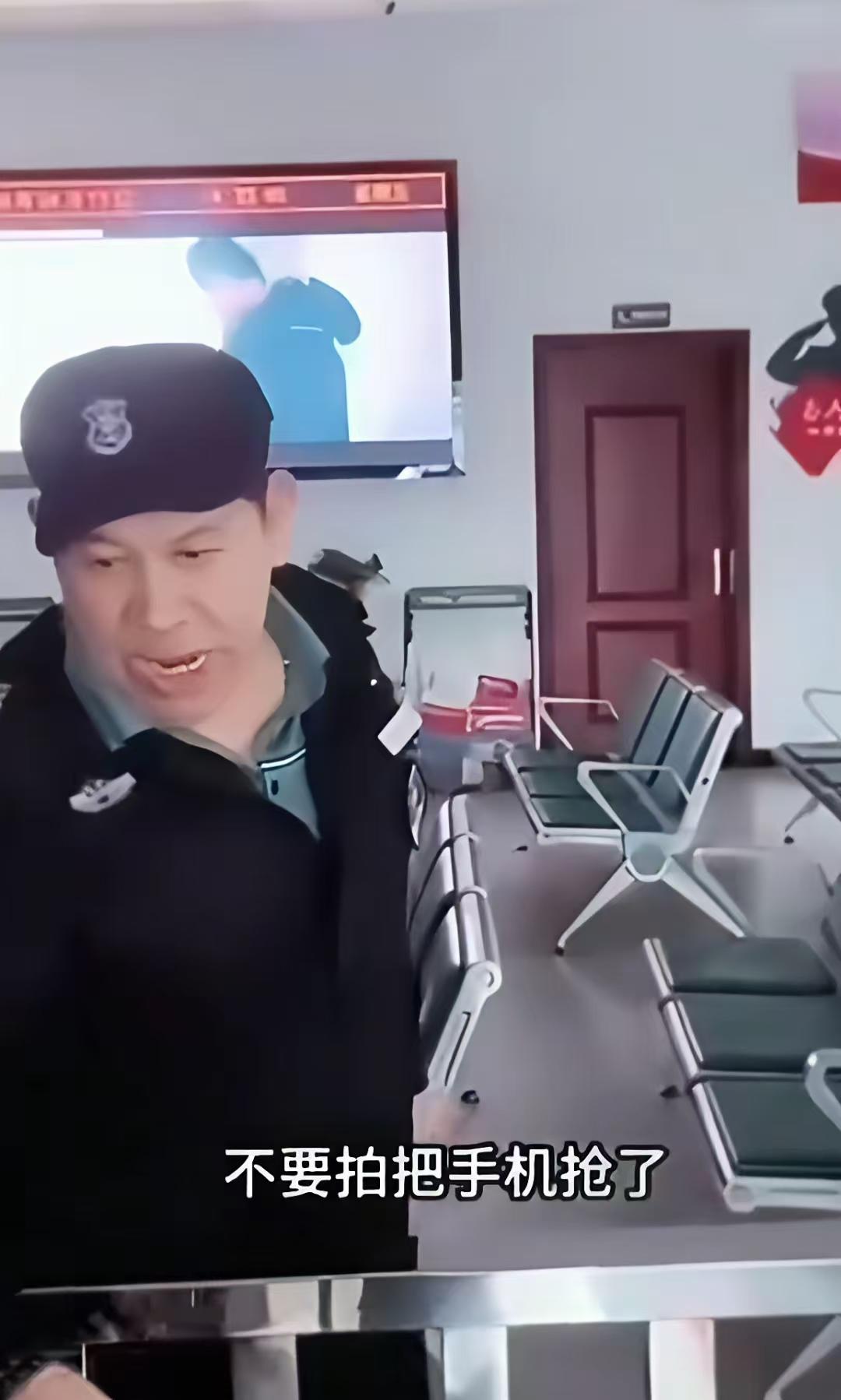 保安大哥你火了。这个保安，必须把这身衣服给他他扒下来，全网通过，永不录用。领