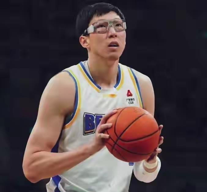 许利民指导说布置没问题。球迷尖锐指出，用人有问题。最后一攻没进，许利民指导说：