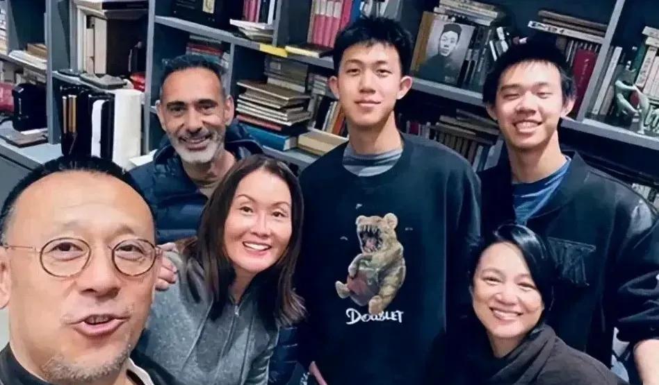 两个儿子都像姜文，周韵好像一个送货员，尤其是大儿子，跟年轻时候的姜文不能说一模一