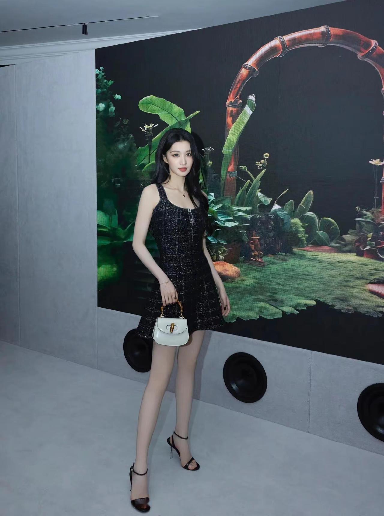 演员王楚然高挑身材，参观品牌活动现场你认为最有气质的美女是谁