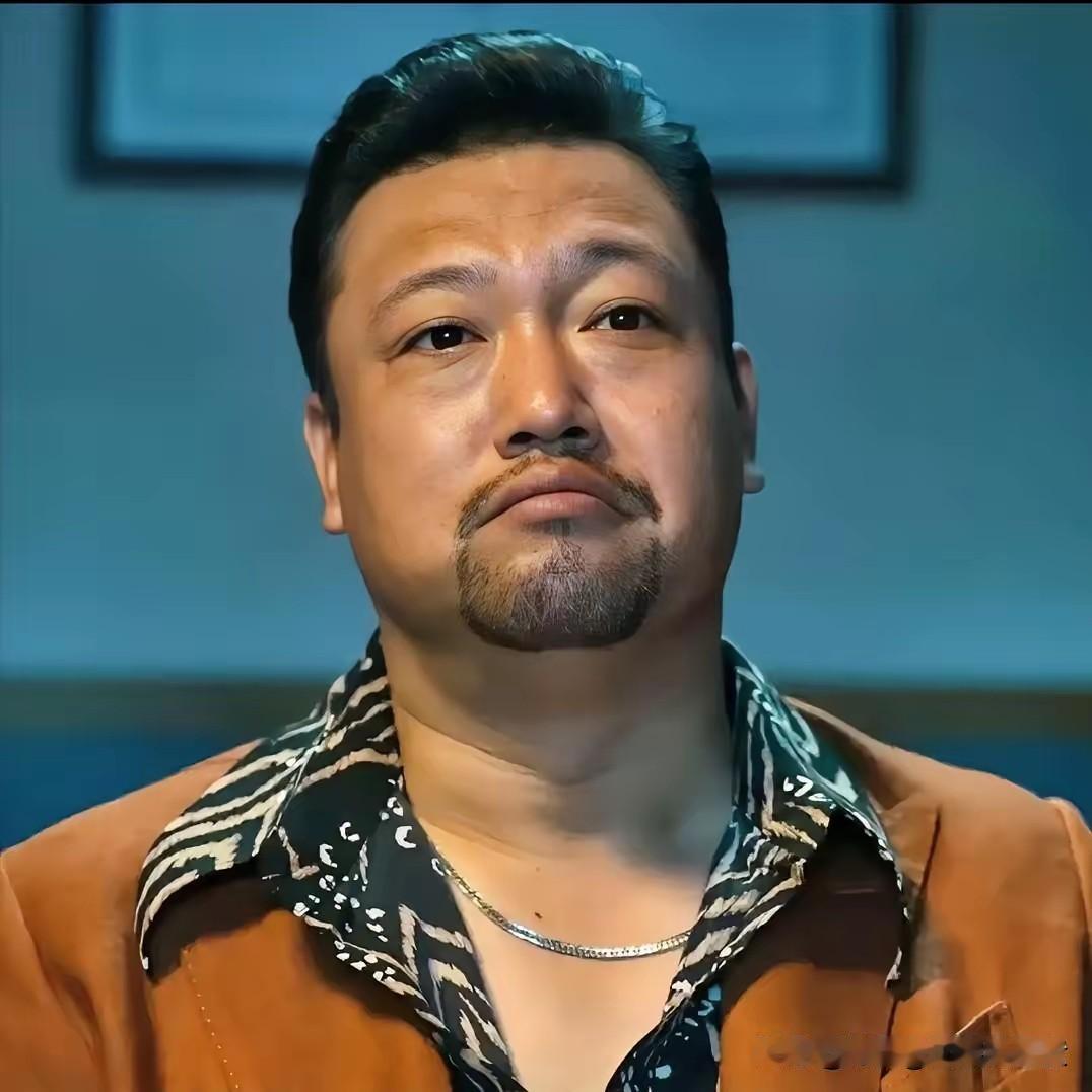 贾冰主要是和老战友回忆早年文工团往事，聊到当年排练摔伤腿，疼得难受，随口说了一句