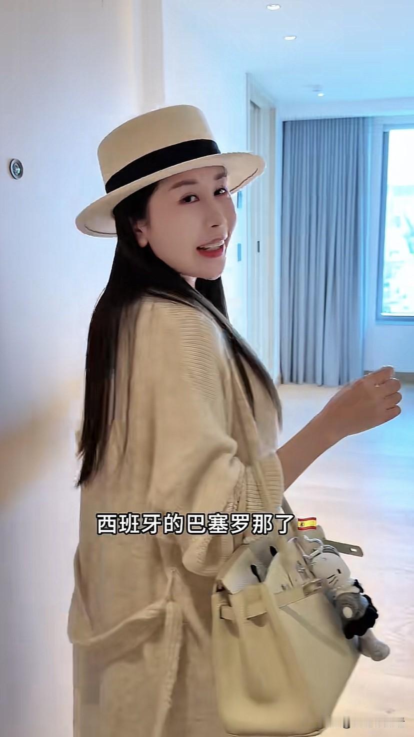 宋玉希跟老公去西班牙巴塞罗那旅游，光定的这个酒店就不便宜，酒店的位置非常不错，一