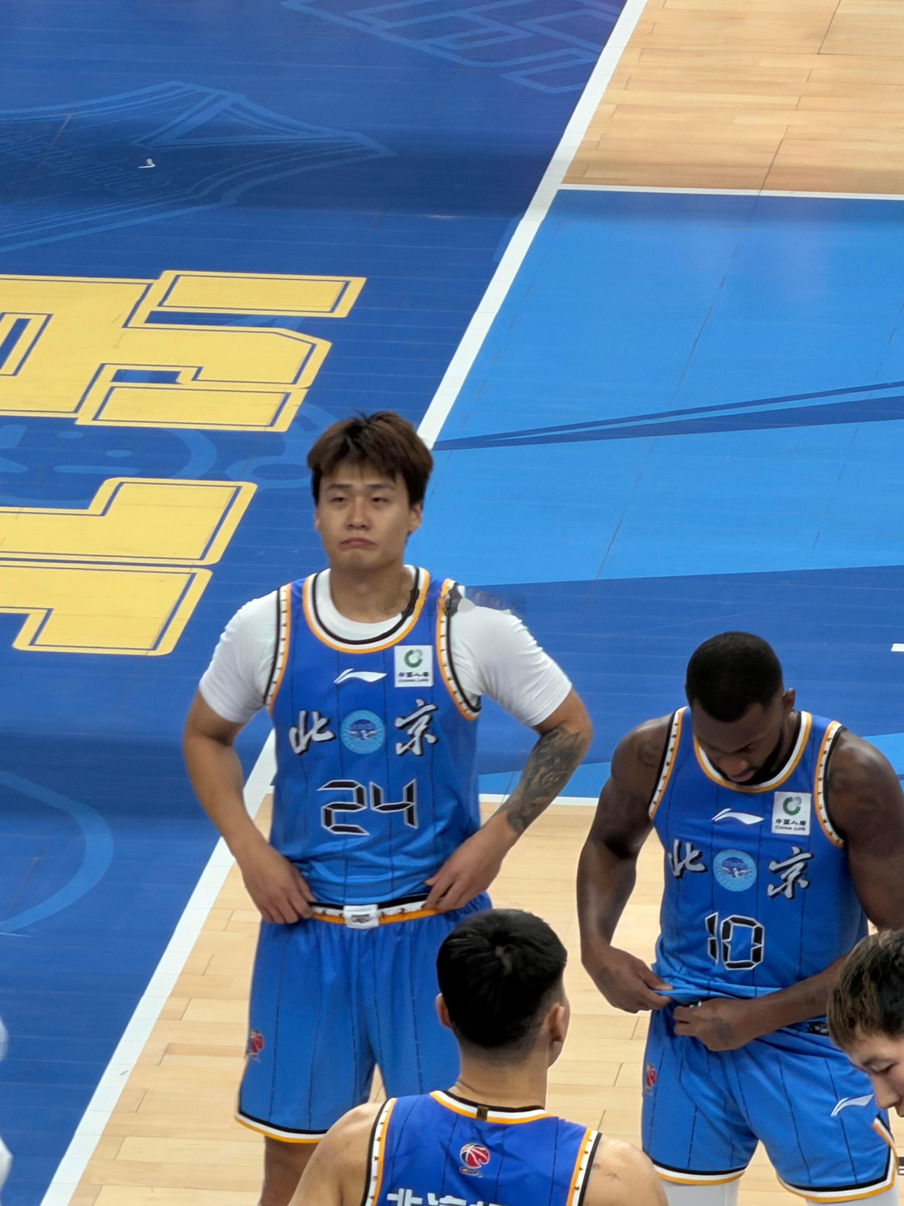 北京男篮vs青岛男篮北京首钢主场首败青岛|你觉得他们能轻松获得常规赛前四，甚