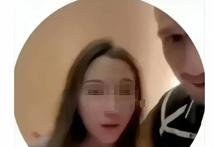 对比起李欣莳右边这个黑人才是真的厉害男子就采访了一下这个黑人，你在我