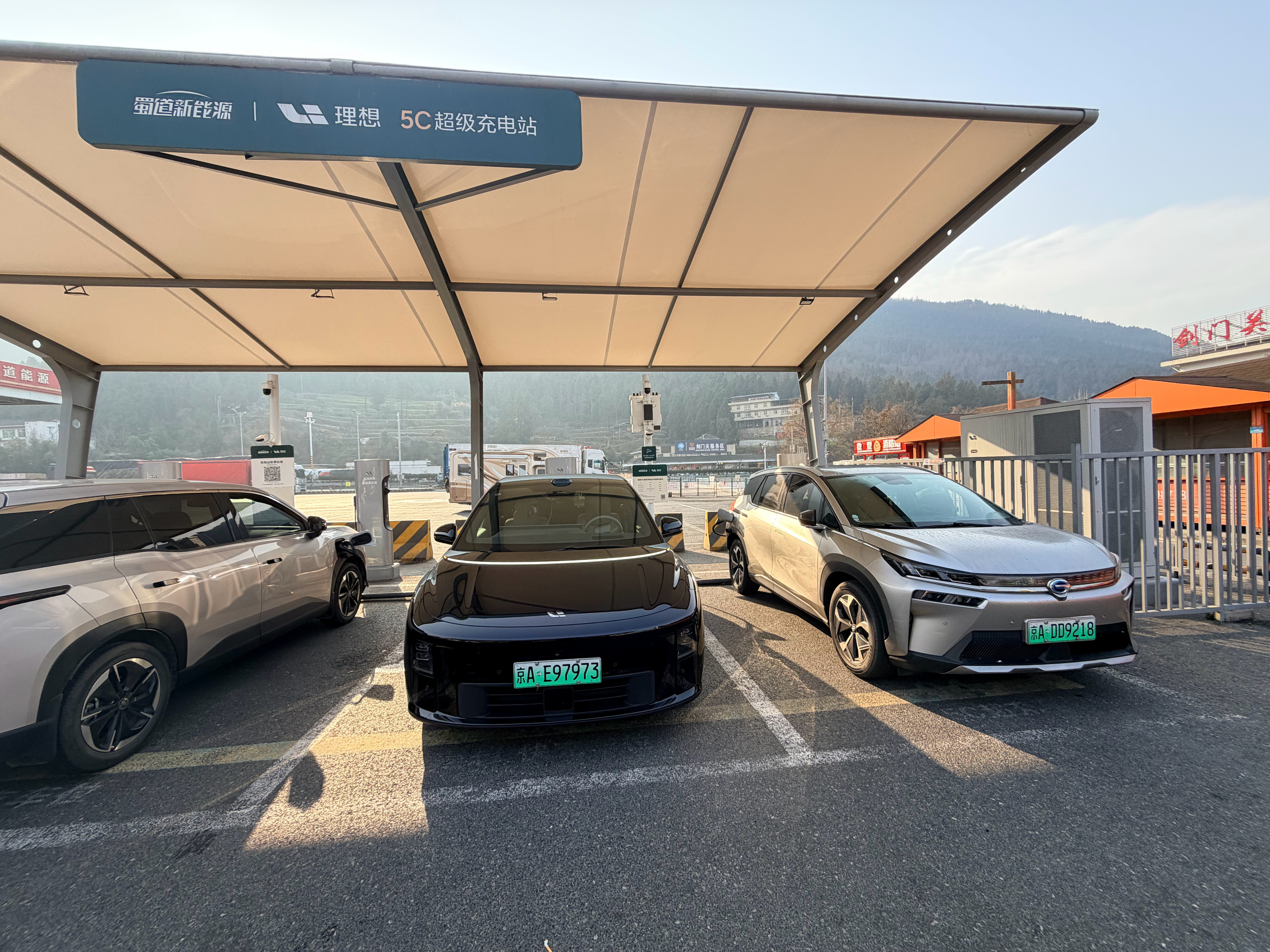 四川境内的充电桩不能品牌独占，需要面向所有社会车辆开放。这5C就被旁边一个大兄