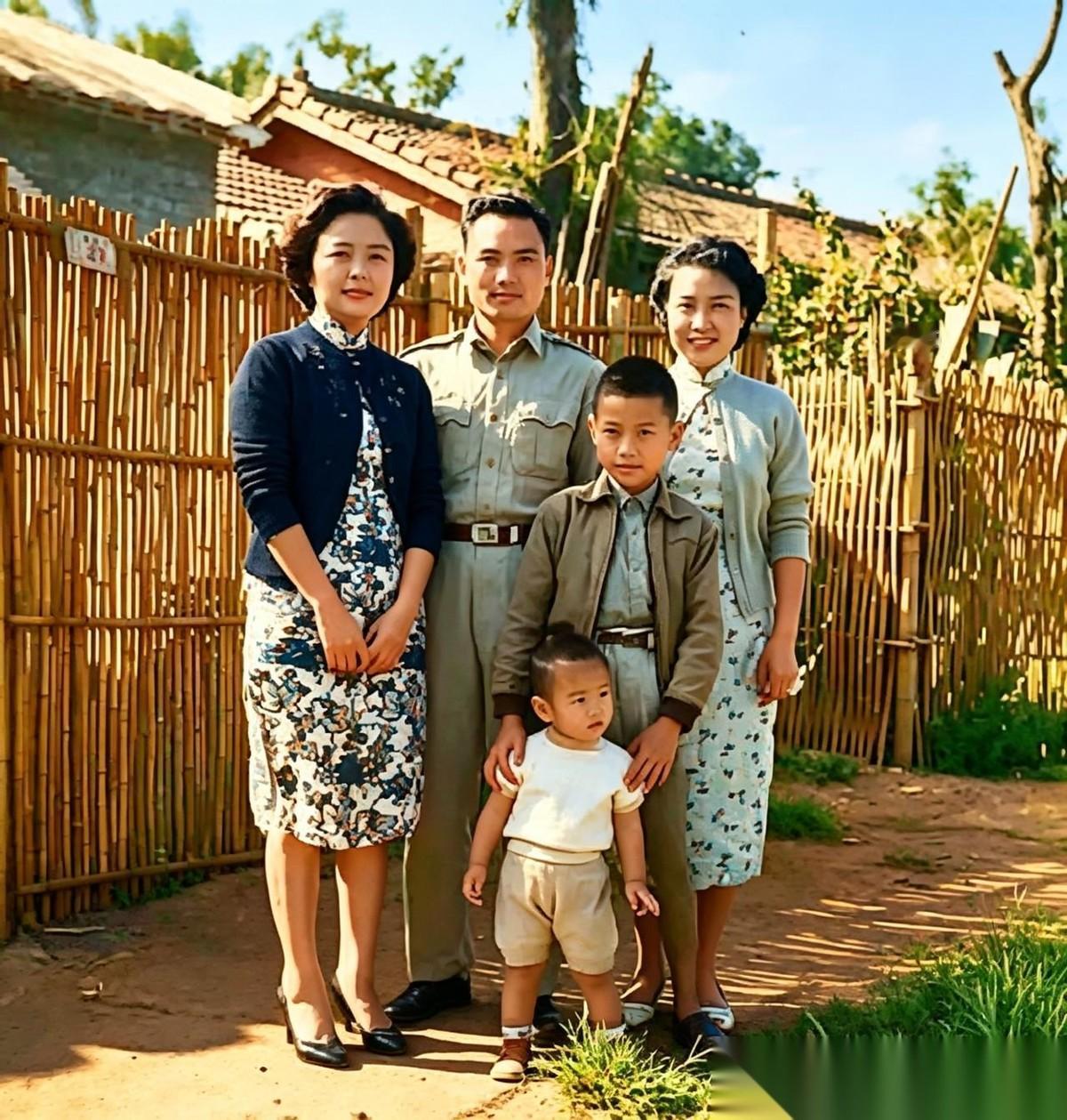 1971年，郑丽文和家人的一张合影留在了台湾云林县的眷村里。那一年她才两岁，还不