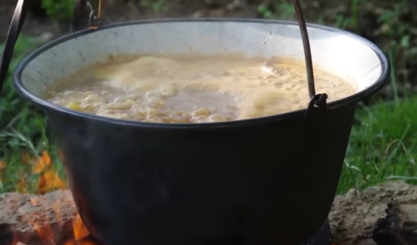 真正的，刻在白人骨子里的白人饭，应该是汤+面包。汤的话是洋葱胡萝卜芹菜豌豆防风草