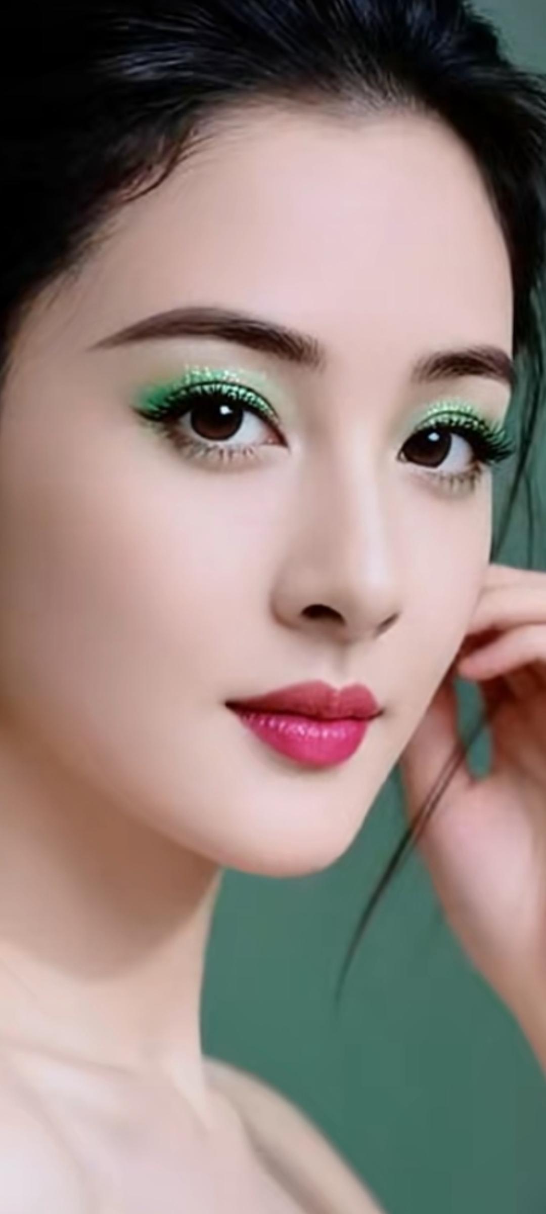 这姑娘化妆好精致，眼睛特别亮。