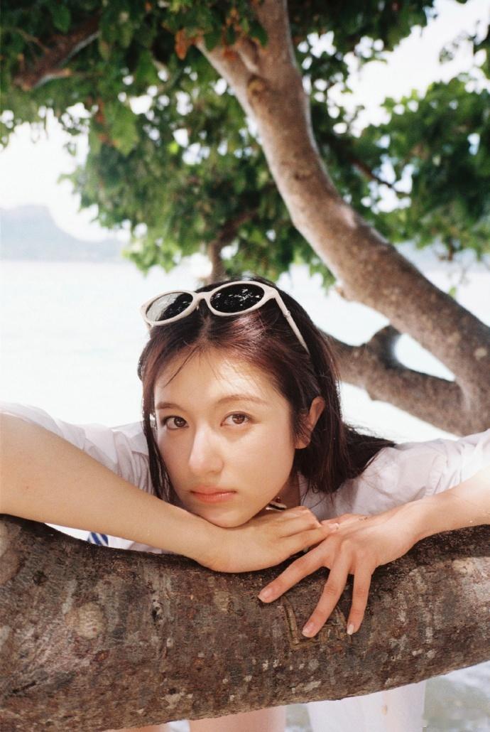 李兰迪条纹泳装李兰迪海边初恋感海边微风起，李兰迪笑进我心里