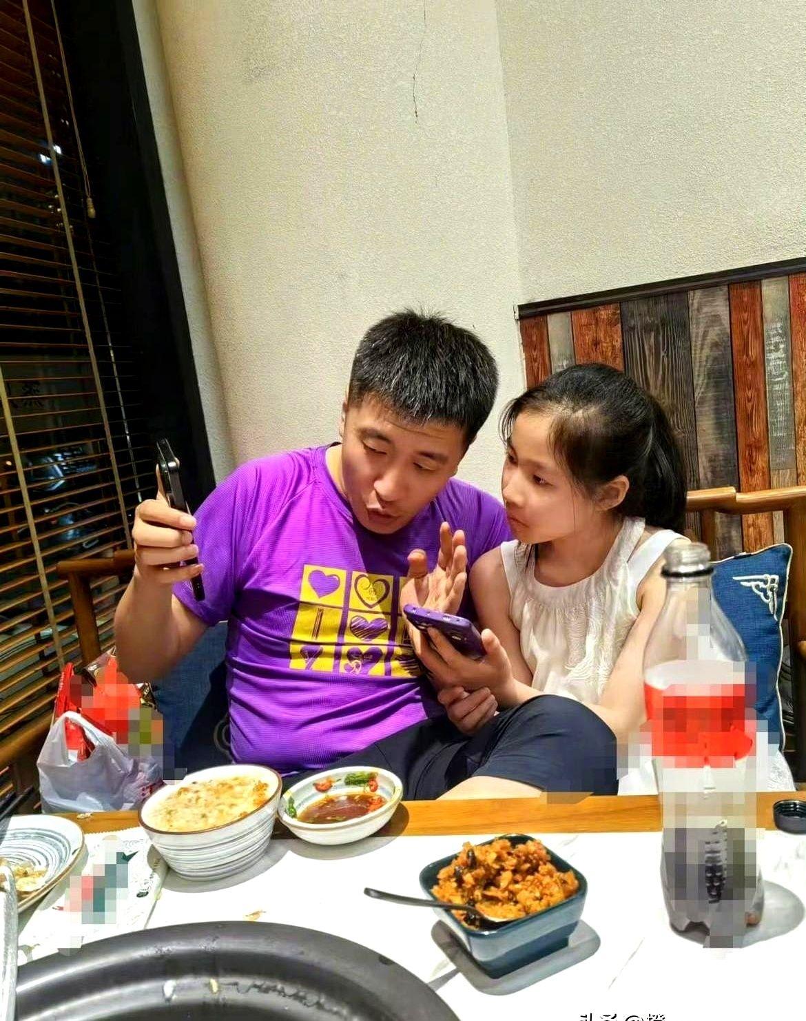 11岁的女儿还在学校上课，书包都没来得及收拾，就被匆匆接走了。她可能还不知道，