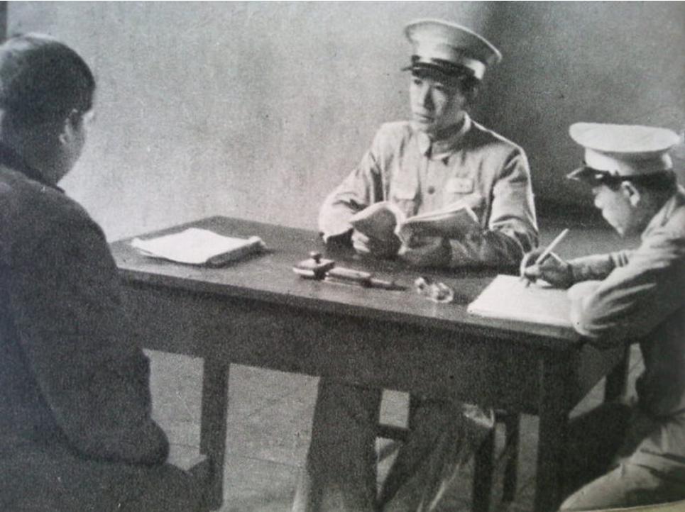 1950年神秘男子找公安厅，语惊四座：我是保密局的，要见夏厅长。1950年