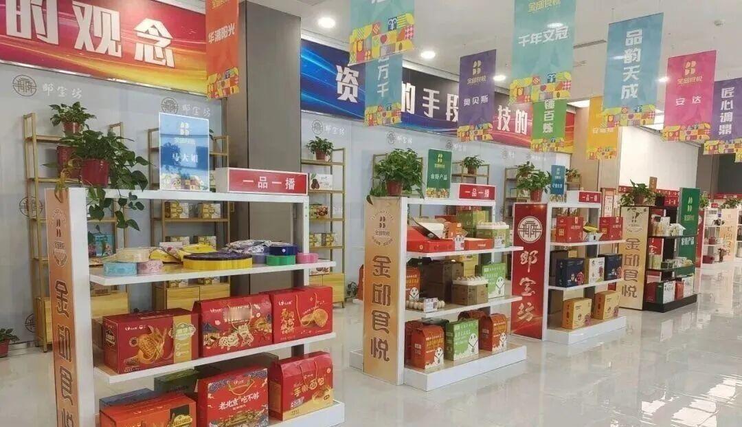 他死了。死在自家客厅的沙发上，手里还攥着一张褪色的老照片。照片上的人，是他失