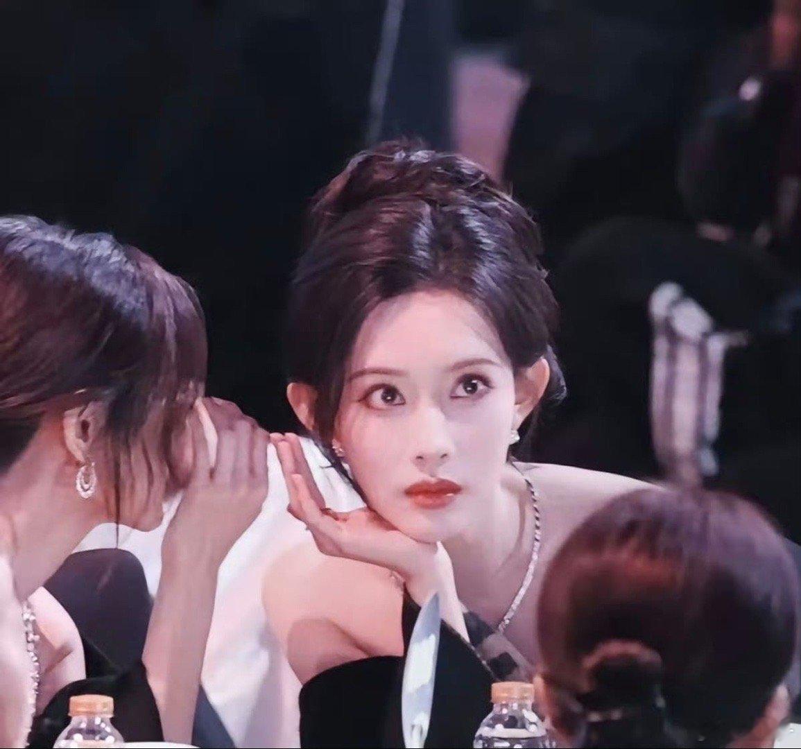 孟子义尖叫之夜撅嘴镜头孟姐的撅嘴是行走的吸粉机！表情管理满分，红裙造型惊艳，美