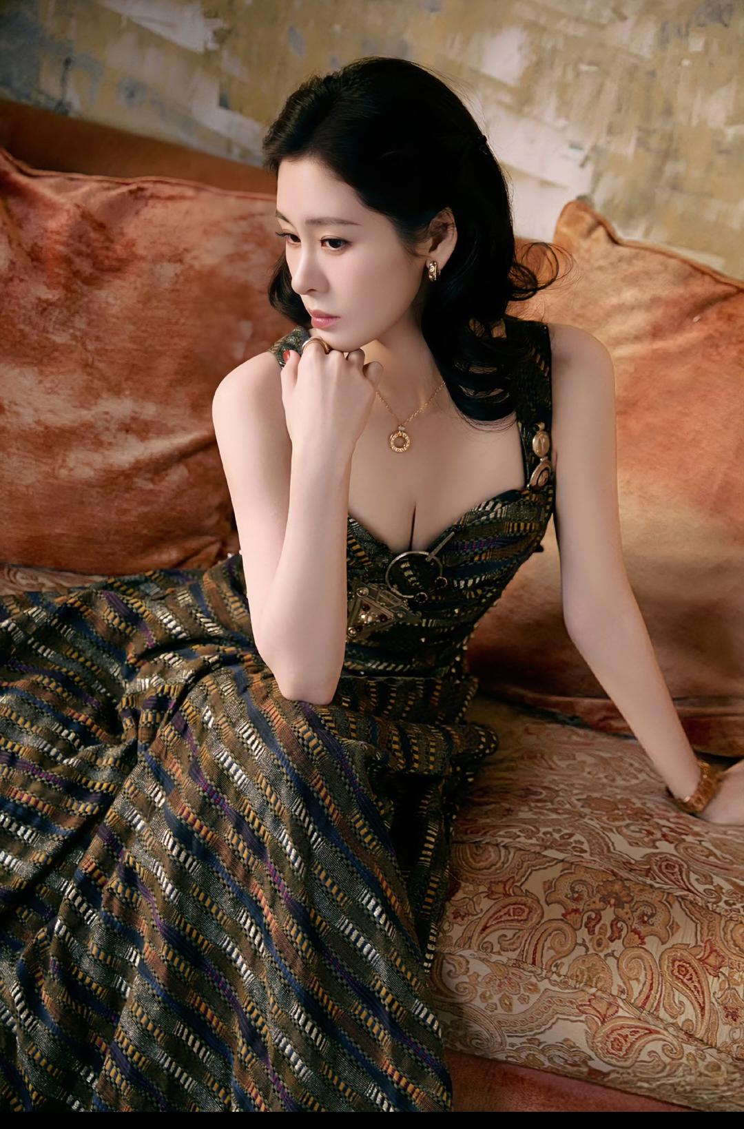恋爱就恋爱呗，自己还偷摸生个孩子，而且还是在两个人分手以后！大概率是想着母凭子