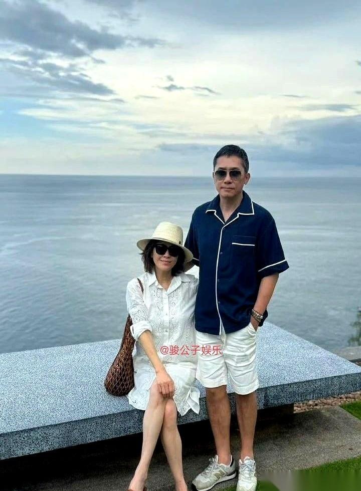 谁敢信这俩人加起来都122岁了？照片一刷出来，我直接愣住。刘嘉玲一身白衬衫裙