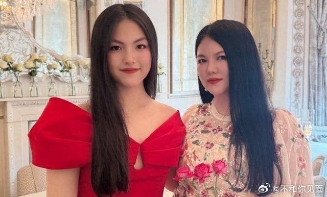 16岁王诗龄英国城堡庆生，李湘王岳伦离婚后同机回北京，网友看愣：这共同带娃咋比没离还齐心​