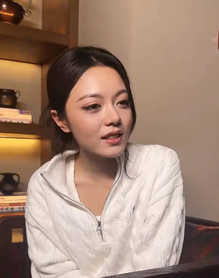 感觉赵今麦像是被放大了一样