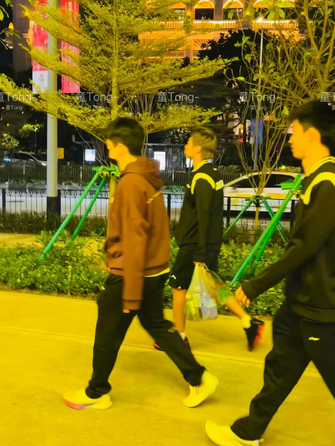 这是在做梦吗，三个人一起迎面走来，哥仨突然变得跟不认识了一样！三个霸气范，在外