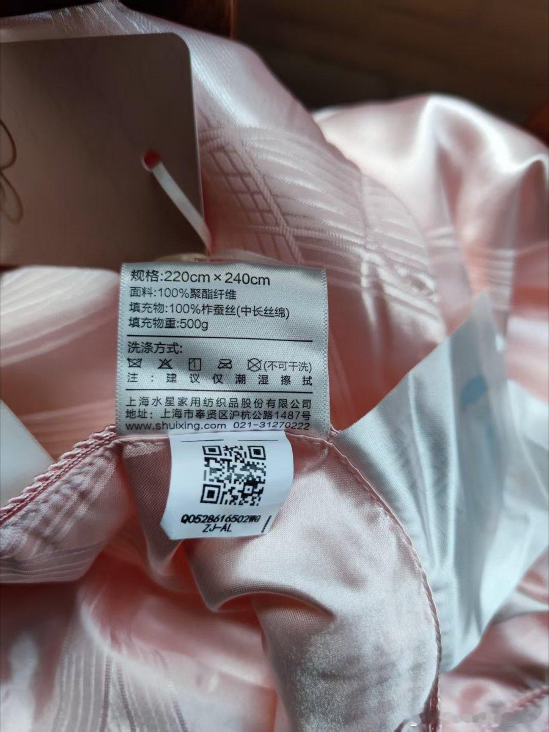 才知道原来100%纯棉不是棉前两天买了张被子，商品描述是100％蚕丝。收到货后，