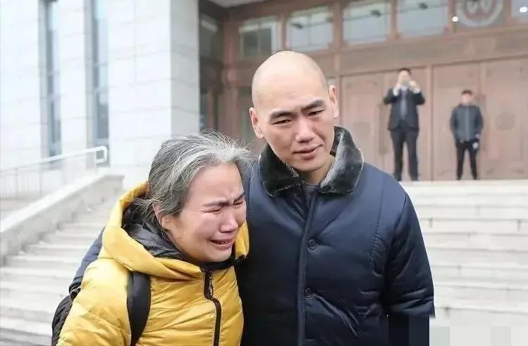 2005年，山东一个16岁少年被警察带进审讯室，要他供认强奸杀人的案情。少年吓坏