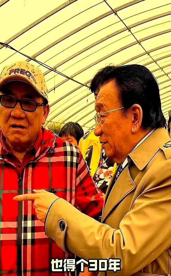 80大寿没有一位亲人到场，连亲儿子都没出现。寿星侯耀华把收来的名画礼盒高高堆在