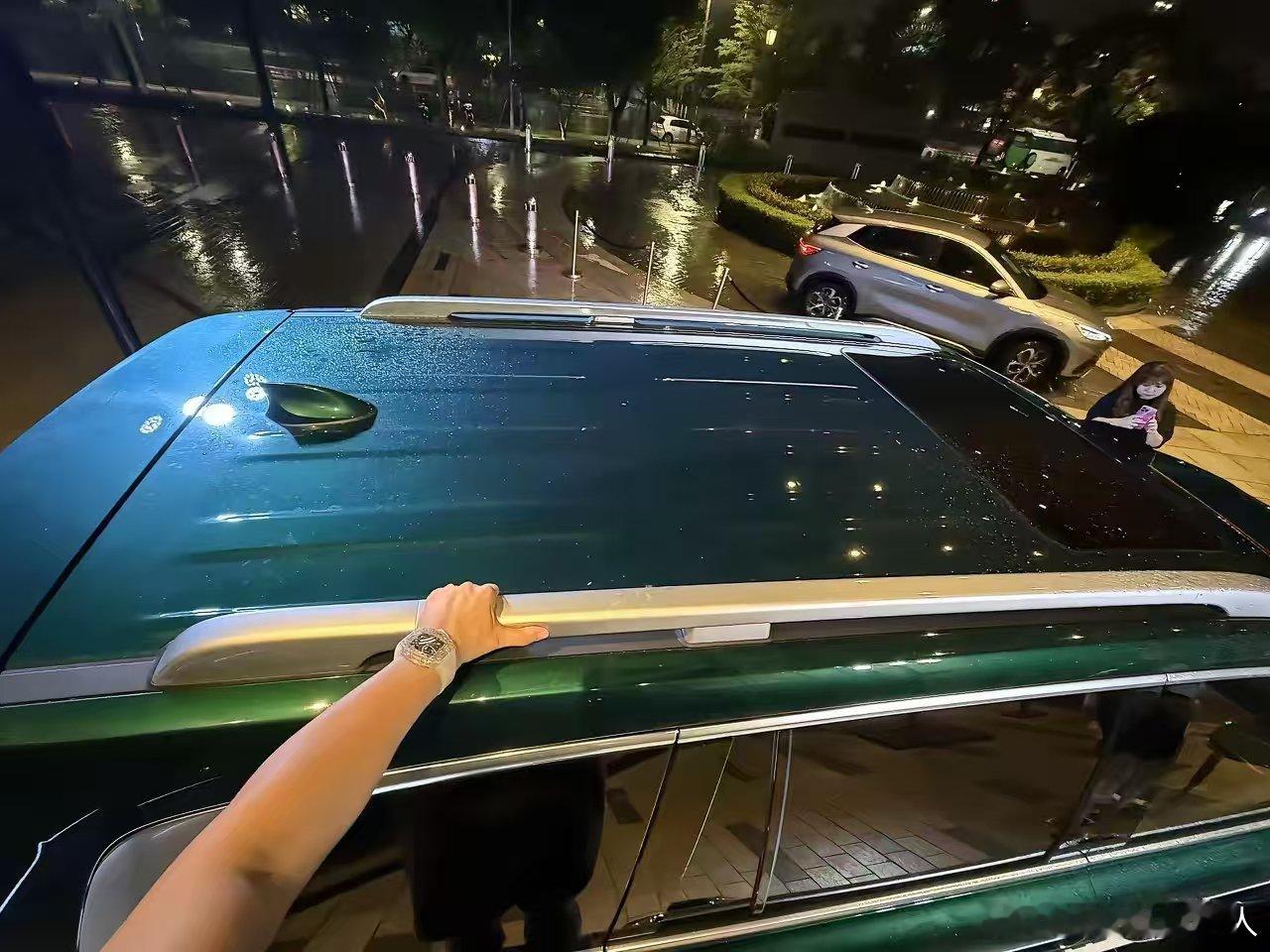 全新坦克500一觉醒来天塌了吧，带激光雷达了，没有全景天窗了，坦克车标变成平面