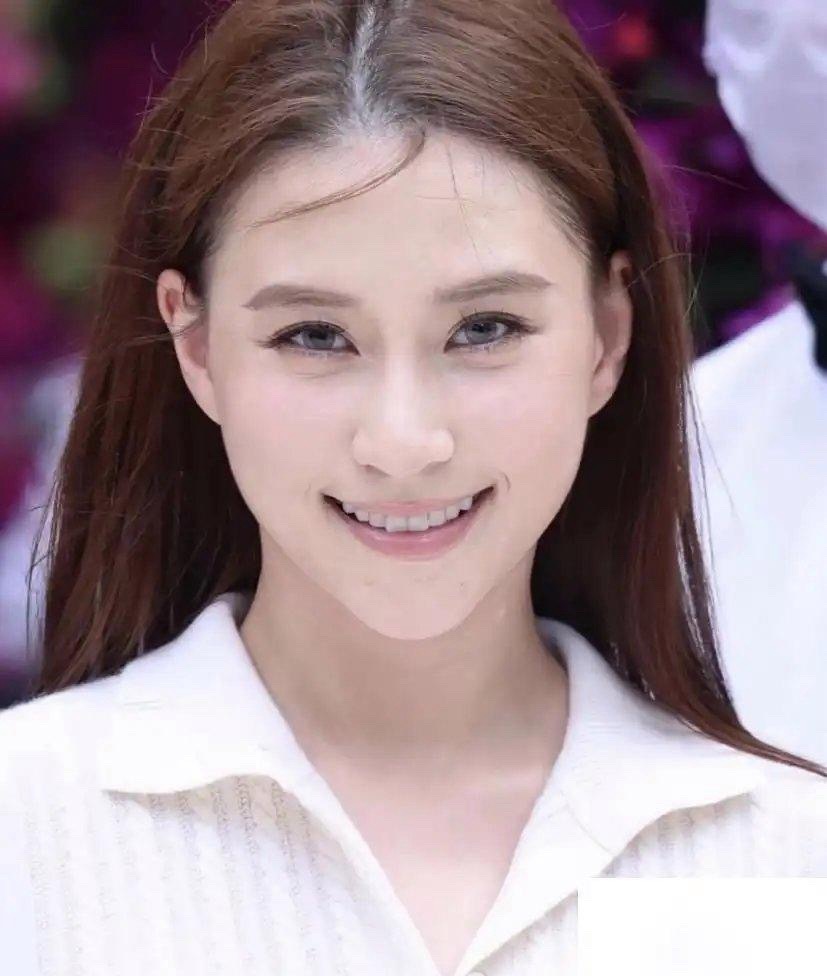 何超莲在赌王众多女儿中，最不受宠。她常说自己是被偏爱的那一个，但事实似乎与她的说