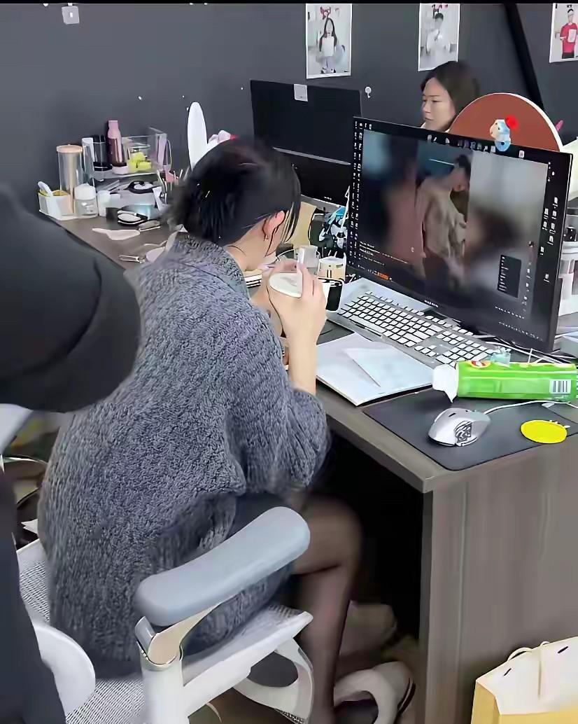 同事上班摸鱼，被主管抓现行了[捂脸哭][捂脸哭]准备吃瓜[捂脸哭][捂脸哭][