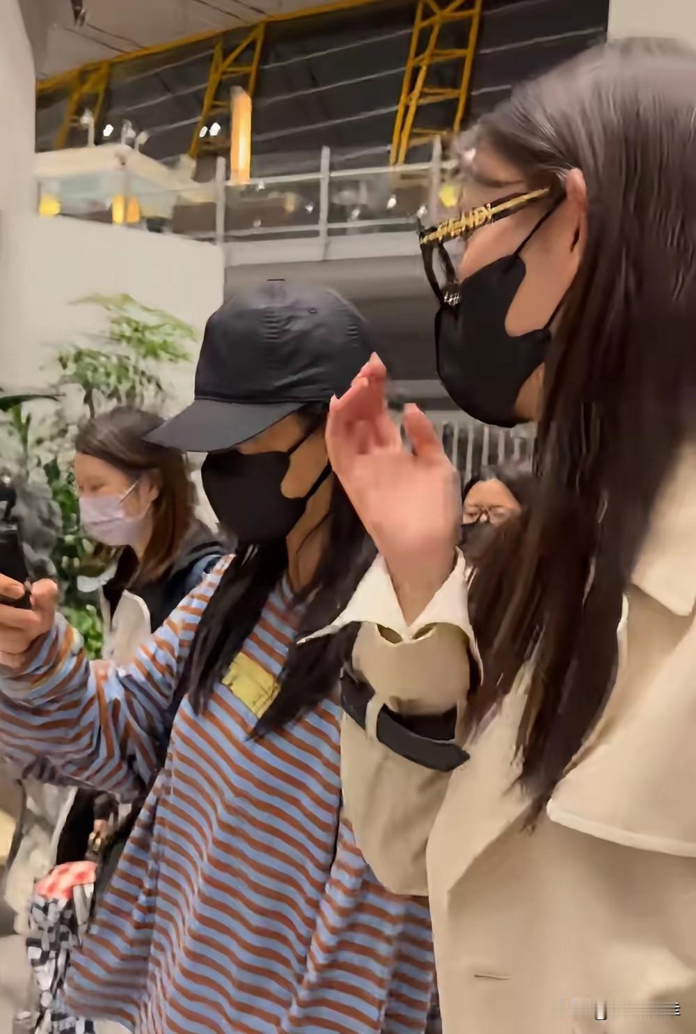 杨紫与孟子义机场偶遇，一同出发奔赴米兰时装周，一路上热聊不停。不少人以为两位女星