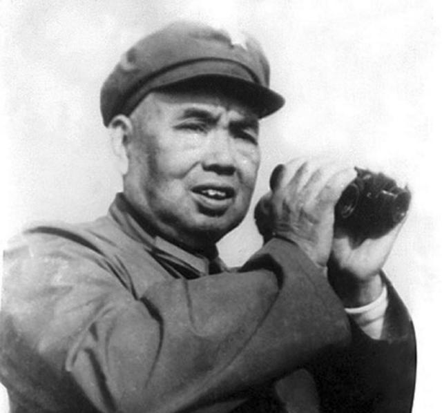 1957年，抗战老兵徐永清前往上海出差，就在公交车路过菜市场时，意外发现一个人长