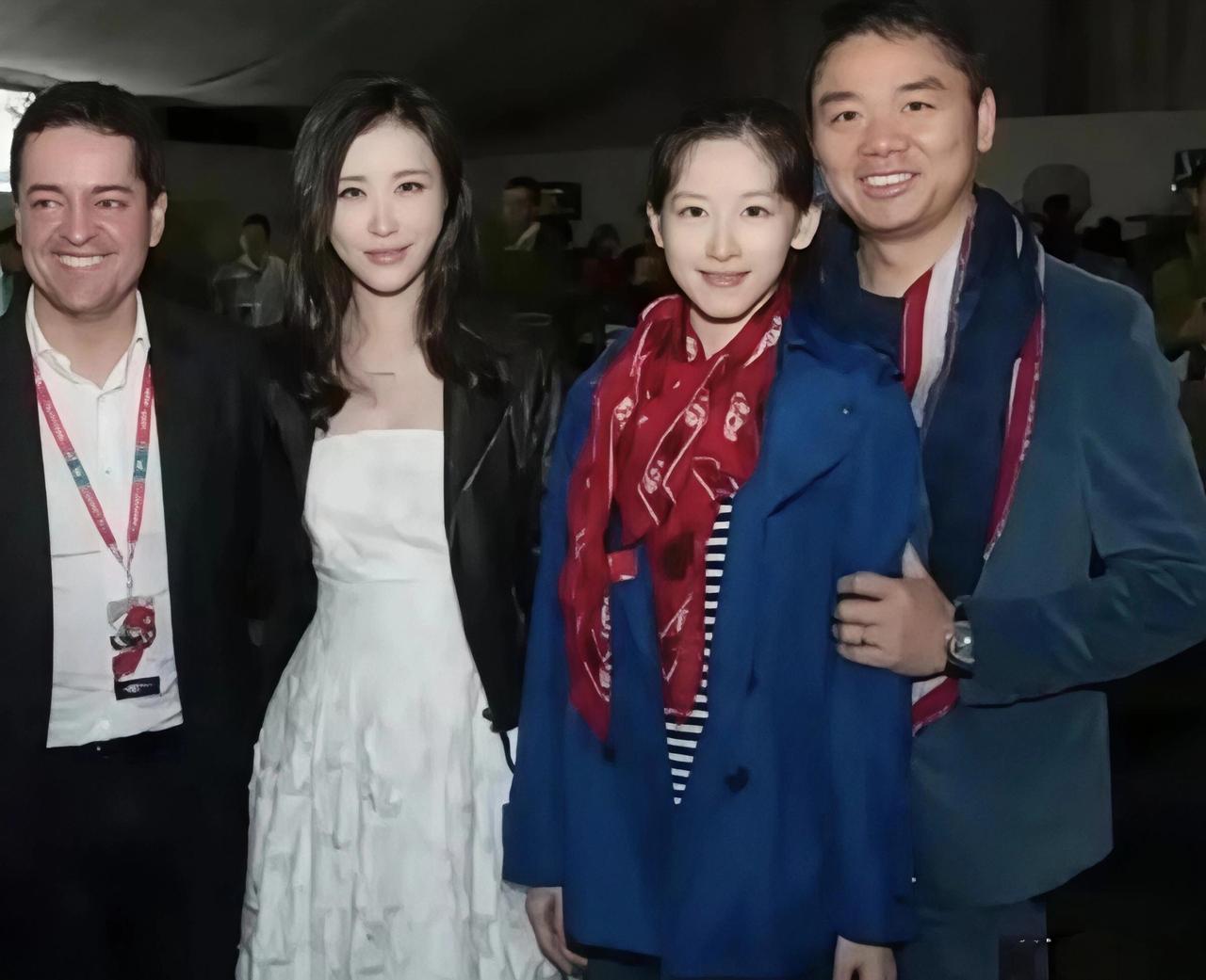刘强东、章泽天夫妇和田朴珺在一场活动中的合影。新婚不久的章泽天和刘强东同穿情侣
